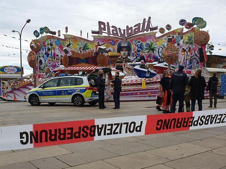 Polizisten stehen beim "Potsdamer Oktoberfest" vor dem Fahrgeschäft, an dem der tödliche Unfall passierte.