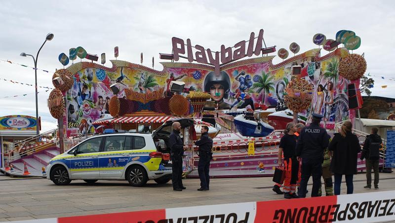 Polizisten stehen beim "Potsdamer Oktoberfest" vor dem Fahrgeschäft, an dem der tödliche Unfall passierte. Polizisten stehen beim "Potsdamer Oktoberfest" vor dem Fahrgeschäft, an dem der tödliche Unfall passierte.