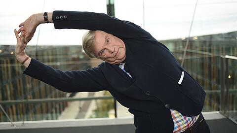Immer schön geschmeidig bleiben, dann ist 80 das neue 50: Jochen Busse, Kabarettist, Schauspieler und Yoga-Fan, dehnt und streckt sich.