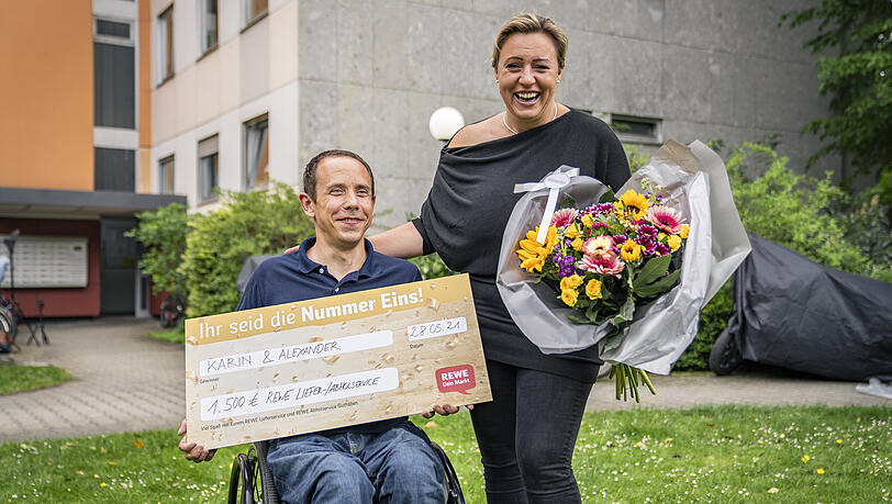 Die Gewinner sicherten sich Gutscheine im Gesamtwert von 1.500 Euro für den REWE Lieferservice und Abholservice . Karin Giesche als Münchens Lieblingsnachbarin bekam 1.000 Euro, und Alexander Neyer (36), der die 41-Jährige für die Aktion nominierte, freute sich über 500 Euro. Die Gewinner sicherten sich Gutscheine im Gesamtwert von 1.500 Euro für den REWE Lieferservice und Abholservice . Karin Giesche als Münchens Lieblingsnachbarin bekam 1.000 Euro, und Alexander Neyer (36), der die 41-Jährige für die Aktion nominierte, freute sich über 500 Euro.