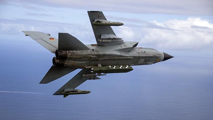 Und darum geht's im Waffenstreit: Die von der Bundeswehr herausgegebene Aufnahme zeigt einen Kampfjet Tornado IDS ASSTA 3.0, bestückt mit dem Lenkflugkörper Taurus.