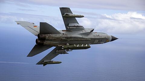 Und darum geht's im Waffenstreit: Die von der Bundeswehr herausgegebene Aufnahme zeigt einen Kampfjet Tornado IDS ASSTA 3.0, bestückt mit dem Lenkflugkörper Taurus.