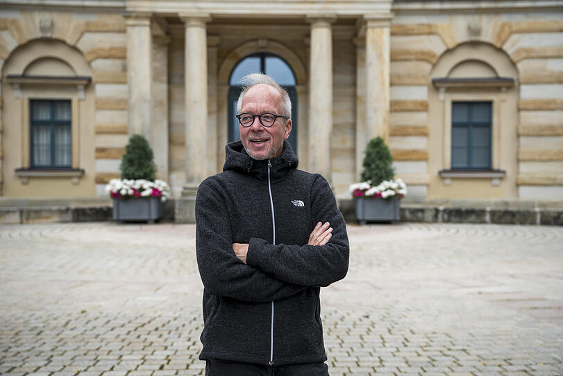 Regisseur Matthias Davids posiert vor dem Festspielhaus, er eröffnet die Wagner-Festspiele am Freitag mit „Die Meistersinger von Nürnberg“.