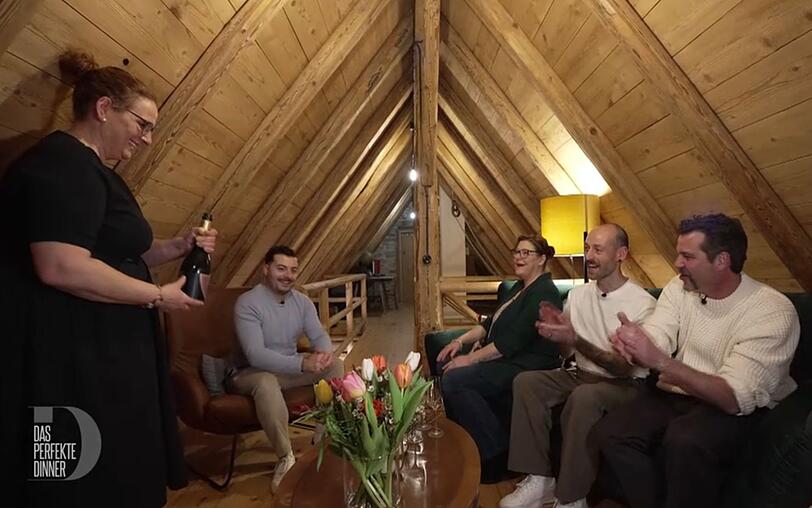 Yvonne empfängt ihre Gäste in ihrem "Giebelzimmer". Yvonne empfängt ihre Gäste in ihrem "Giebelzimmer".