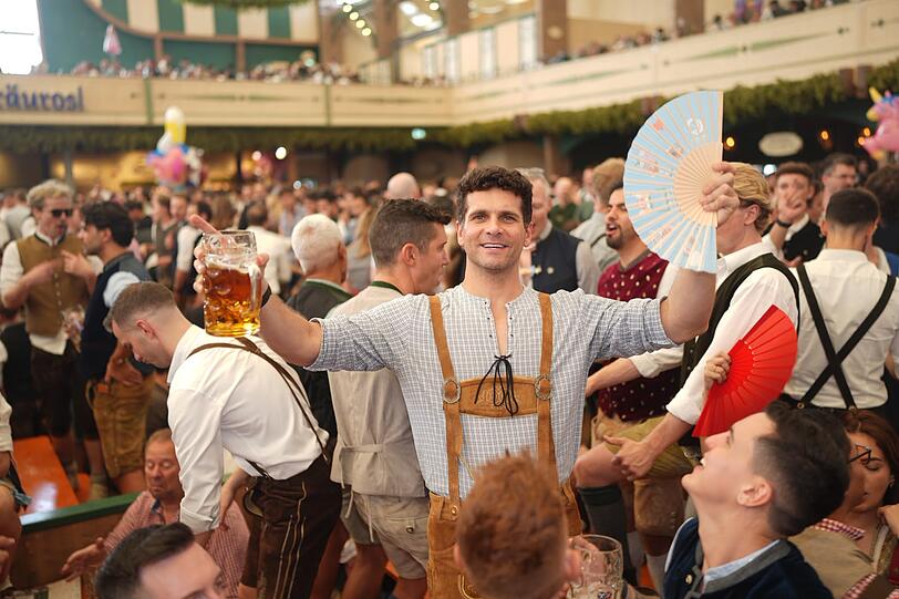 Beste Stimmung beim Gay Sunday in der Bräurosl. Beste Stimmung beim Gay Sunday in der Bräurosl.