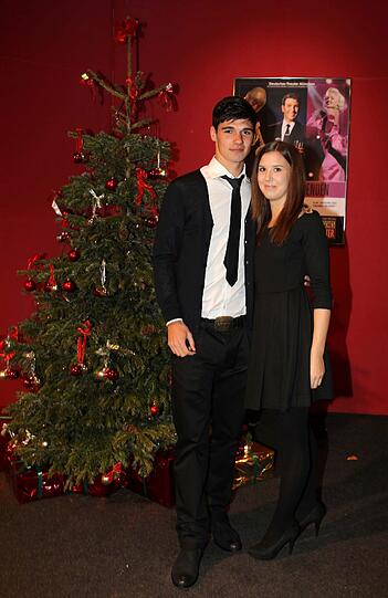 Weihnachtsfeier der Löwen im Deutschen Theater - Christoph Schindler mit Freundin