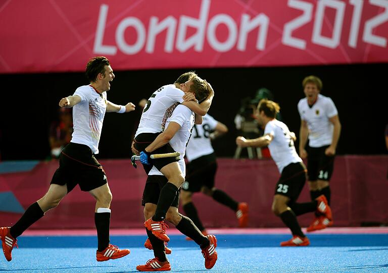 Im Halbfinale gegen Weltmeister Australien schießen sich die deutschen Hockey-Herren mit einem 4:2 (1:1) ins Finale.
