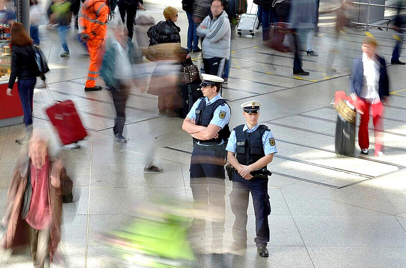 Die 21-Jährige biss eine 42-jährige Bundespolizistin in die Hand.
