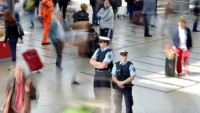 Die 21-Jährige biss eine 42-jährige Bundespolizistin in die Hand. Die 21-Jährige biss eine 42-jährige Bundespolizistin in die Hand.