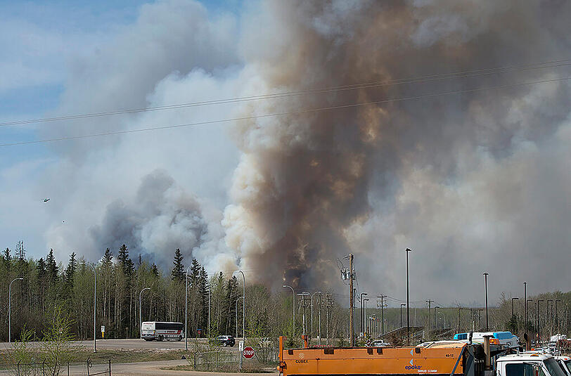 Die Waldbrände in der kanadischen Provinz Alberta breiten sich immer mehr aus. Den Behörden zufolge, sind sieben der 49 Brände außer Kontrolle. Sehen Sie hier die dramatischen Ausmaße des Flammenmeeres.