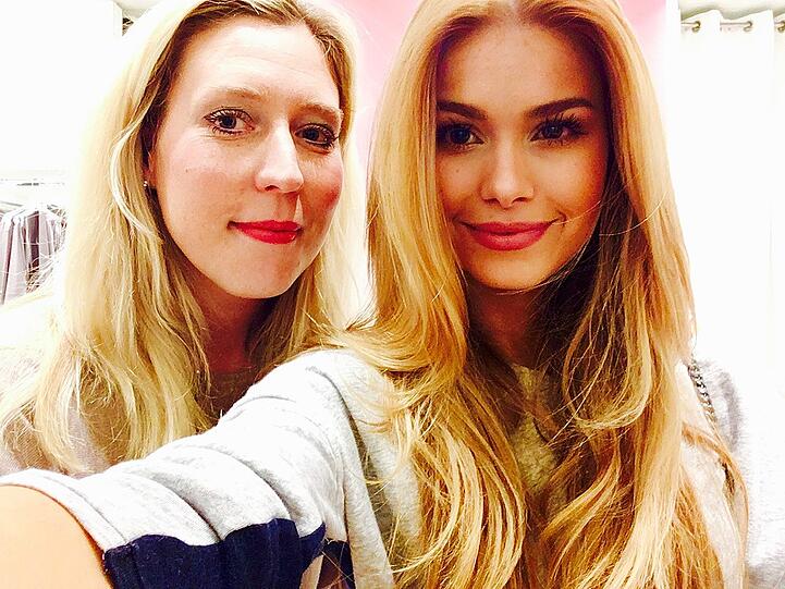 Wie geht das perfekte Selfie? "Das Licht ist das Wichtigste", erklärt Instagram-Ikone Pamela Reif (r.) LEUTE-Kolumnistin Kimberly Hoppe.