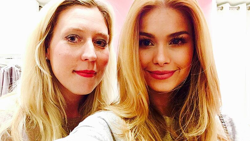 Wie geht das perfekte Selfie? "Das Licht ist das Wichtigste", erklärt Instagram-Ikone Pamela Reif (r.) LEUTE-Kolumnistin Kimberly Hoppe. Wie geht das perfekte Selfie? "Das Licht ist das Wichtigste", erklärt Instagram-Ikone Pamela Reif (r.) LEUTE-Kolumnistin Kimberly Hoppe.