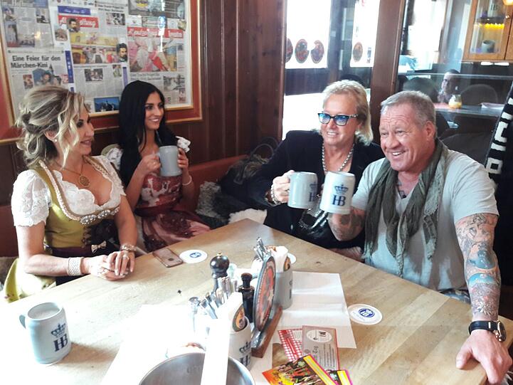 Prost: Carmen Geiss, Bachmaier-Freundin Nina, Robert Geiss und Hugo Bachmaier stoßen an