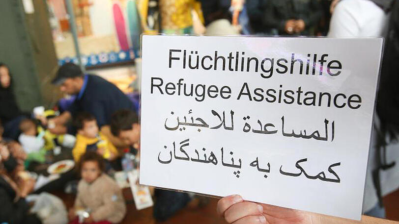 Freiwillige Flüchtlingshelfer am Hamburger Hauptbahnhof: Laut einer aktuellen Umfrage sind Muslime in Deutschland häufiger in der Flüchtlingshilfe aktiv als Angehörige anderer Religionen oder Konfessionslose.