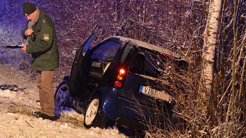 Auf dem Weg nach Vilsbiburg krachte ein Autofahrer in den Gegenverkehr.
