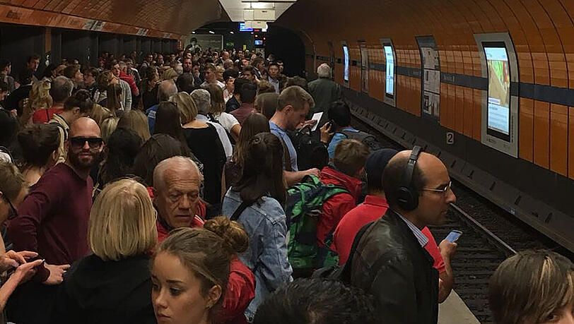Nix geht mehr: Menschen warten an der Haltestelle Marienplatz Nix geht mehr: Menschen warten an der Haltestelle Marienplatz