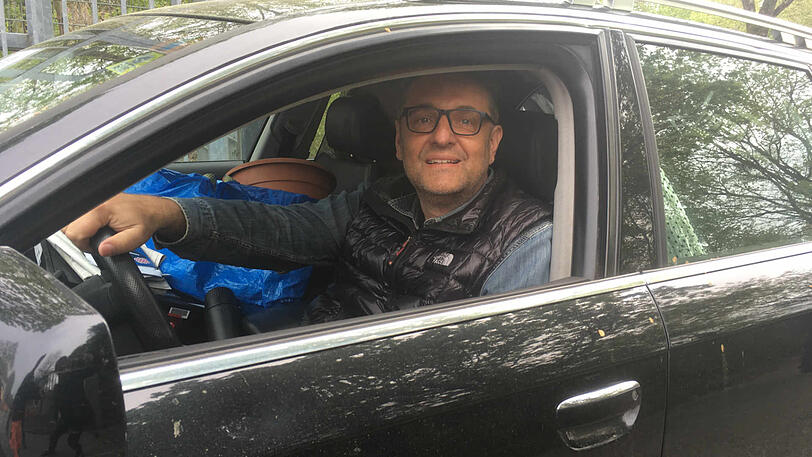 Andreas Schneble ist der erste in Thalkirchen, der Gerümpel entsorgt.