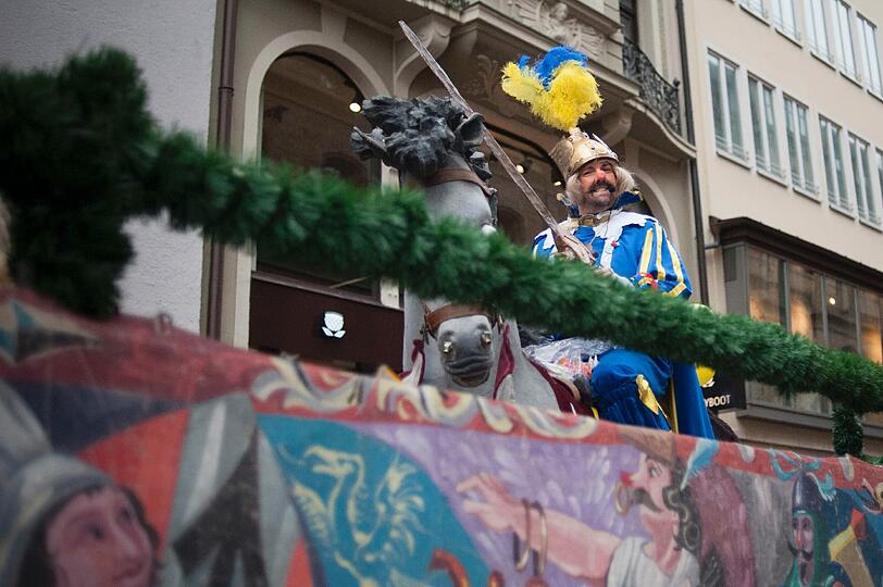 Die Damischen Ritter in Aktion: Impressionen vom Faschingszug durch die Altstadt am Sonntag.