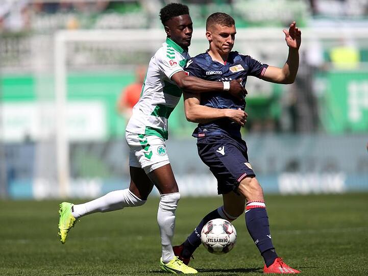 Der Fürther David Atanga (l.) versucht Grischa Prömel von Union Berlin den Ball abzunehmen. Foto: Daniel Karmann