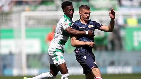 Der Fürther David Atanga (l.) versucht Grischa Prömel von Union Berlin den Ball abzunehmen. Foto: Daniel Karmann