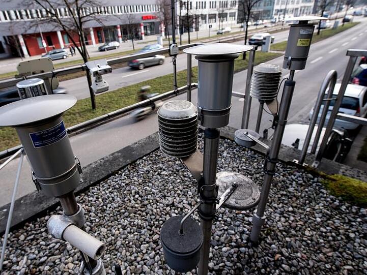 Verschiedene Messgeräte sind auf dem Dach einer Luftmessstation an der Landshuter Allee installiert. Foto: Sven Hoppe/Archiv
