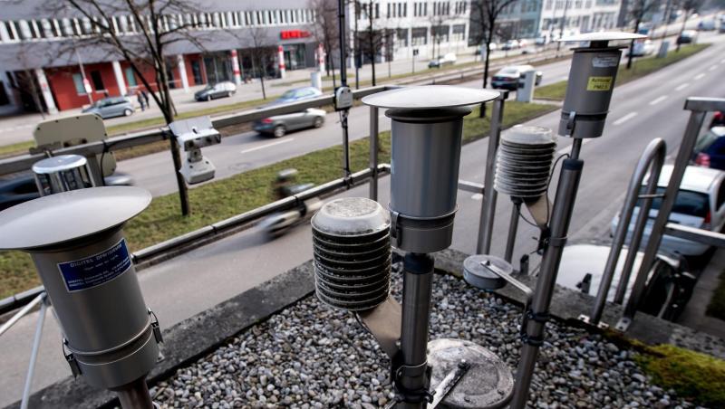 Verschiedene Messgeräte sind auf dem Dach einer Luftmessstation an der Landshuter Allee installiert. Foto: Sven Hoppe/Archiv