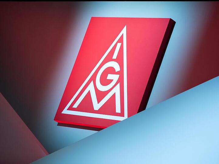 Das Logo der IG Metall. Foto: Daniel Karmann/dpa/Symbolbild