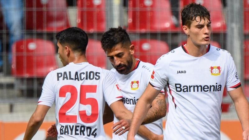 Bayer 04 Leverkusen hat sich beim FC Augsburg auch dank zweier Eigentore der Augsburger mit 4:1 durchgesetzt.