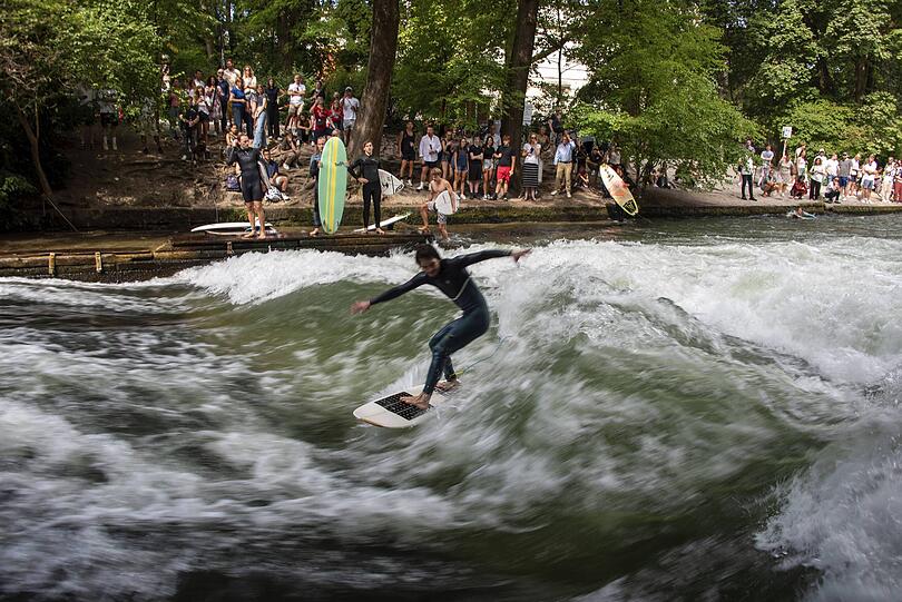 Jahrelang lockte die Eisbachwelle im Englischen Garten Scharen von Touristen an. Wann sie wieder surfbar wird, bleibt offen. Jahrelang lockte die Eisbachwelle im Englischen Garten Scharen von Touristen an. Wann sie wieder surfbar wird, bleibt offen.