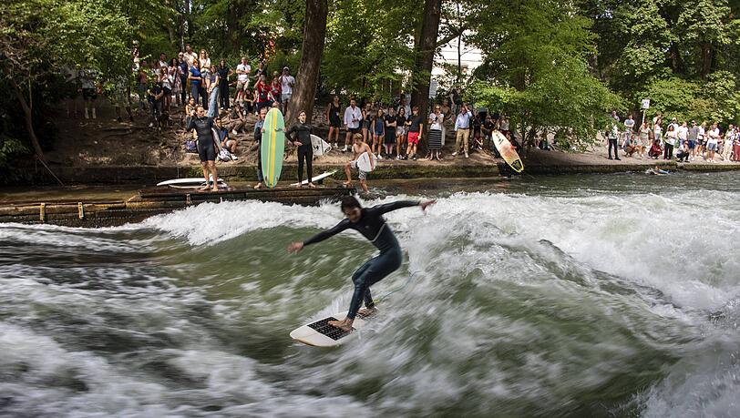 Jahrelang lockte die Eisbachwelle im Englischen Garten Scharen von Touristen an. Das soll auch in Zukunft so bleiben.