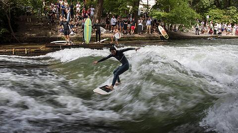 Jahrelang lockte die Eisbachwelle im Englischen Garten Scharen von Touristen an. Das soll auch in Zukunft so bleiben.