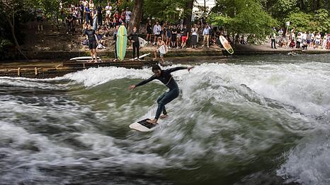 Jahrelang lockte die Eisbachwelle im Englischen Garten Scharen von Touristen an. Wann sie wieder surfbar wird, bleibt offen.