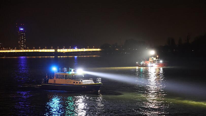 Ein junger Mann und seine Beifahrerin sind bei einem Verkehrsunfall in den Rhein gest&uuml;rzt.