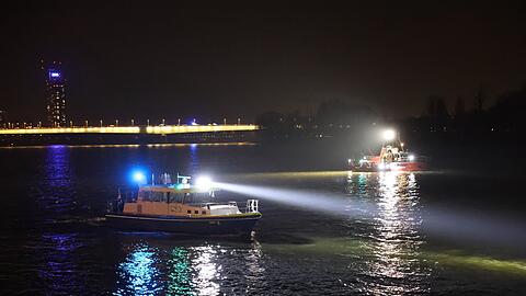 Ein junger Mann und seine Beifahrerin sind bei einem Verkehrsunfall in den Rhein gest&uuml;rzt.