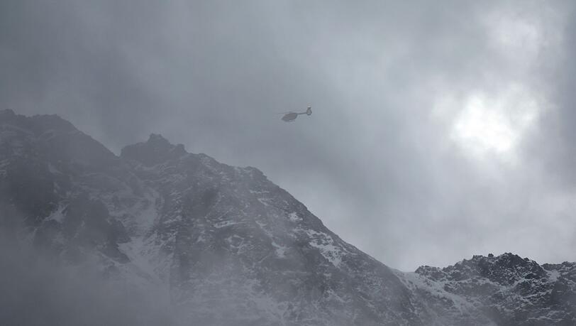 Bei dichtem Nebel muss ein Helikopter Skifahrer vom Berg holen. (Symboldbild)
