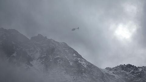 Bei dichtem Nebel muss ein Helikopter Skifahrer vom Berg holen. (Symboldbild)