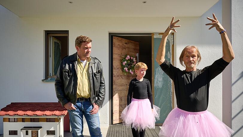 Welch ein Anblick für Franz (Sebastian Bezzel): Paul (Pelle Küffner) und der Papa (Eisi Gulp) im Tutu. Welch ein Anblick für Franz (Sebastian Bezzel): Paul (Pelle Küffner) und der Papa (Eisi Gulp) im Tutu.