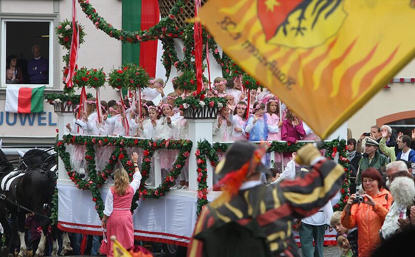 Der Umzug ist Höhepunkt des Landsberger Ruethenfestes. In dem Fest das alle vier Jahre begangen wird, stellen 1100 Kinder die geschichtlichen Stationen ihrer Stadt nach.