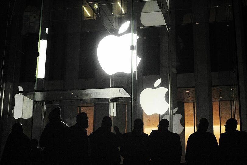 Sie sammeln sich in der Fifth Avenue in Manhattan und warten darauf, dass der Apple-Store geöffnet wird.