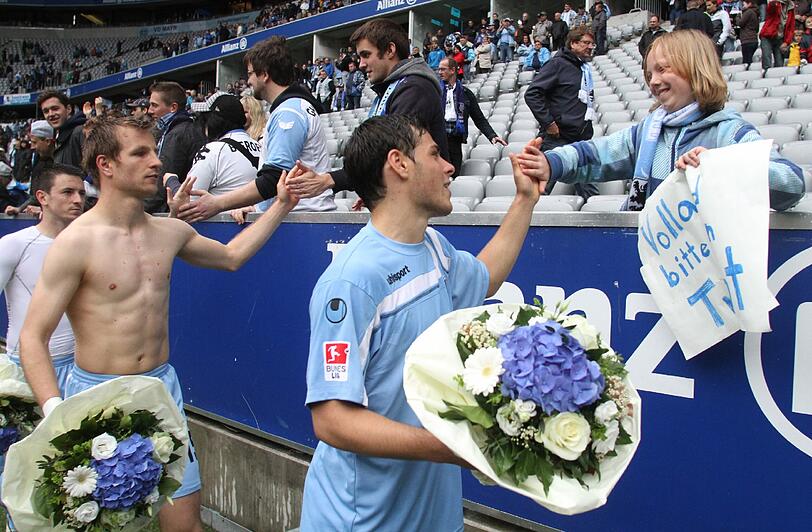 Blumen vom Verein und einen Handschlag von den Fans: Die Löwen Kevin Volland und Stefan Aigner auf ihrer Abschiedstour durch die Allianz Arena.