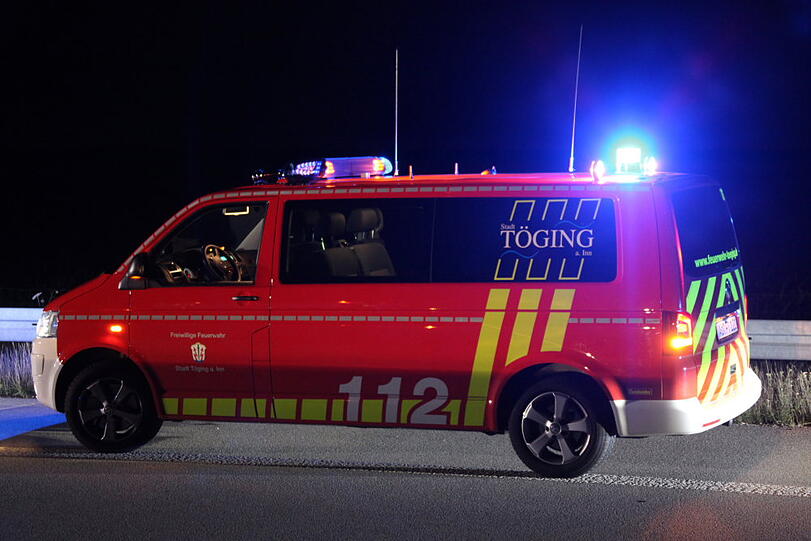 Vermutlich wegen eines Reifenplatzers kam die Fahrerin des Golfs von der Fahrbahn ab. Der Wagen überschlug sich, die drei Insassen erlitten zum Teil schwere Verletzungen.