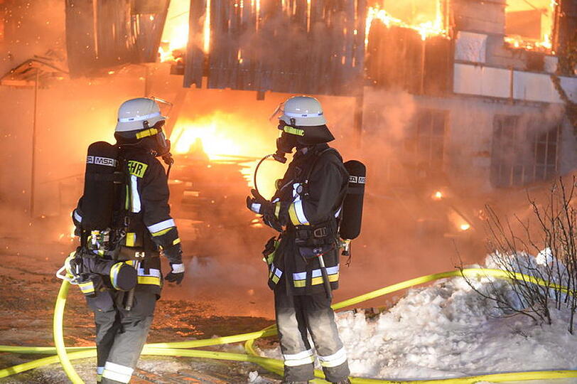 Brand in Obing: In einer Schreinerei war Feuer ausgebrochen. 200 Feuerwehrler kämpften gegen die Flammen. Das Gebäude brannte nieder.