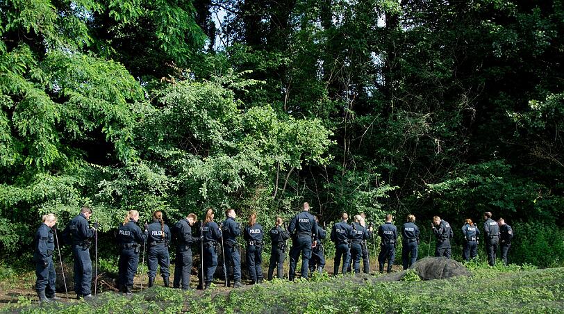 Polizisten durchsuchen am 10.07.2014 ein Waldstück bei Wunstorf in der Region Hannover (Niedersachsen).