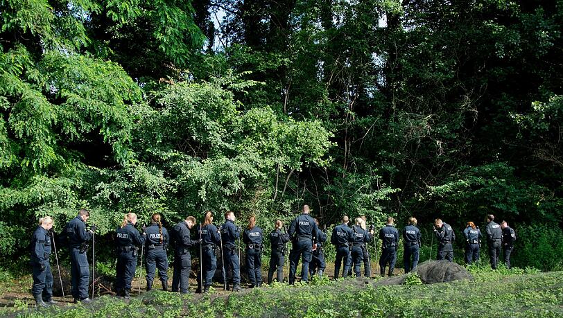Polizisten durchsuchen am 10.07.2014 ein Waldstück bei Wunstorf in der Region Hannover (Niedersachsen). Polizisten durchsuchen am 10.07.2014 ein Waldstück bei Wunstorf in der Region Hannover (Niedersachsen).