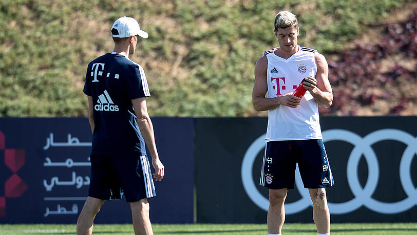 Robert Lewandowski trainierte am Donnerstag weiter individuell - der Pole laboriert an Problemen an der Patellasehne. Links im Bild: Reha-Trainer Thomas Wilhelmi.