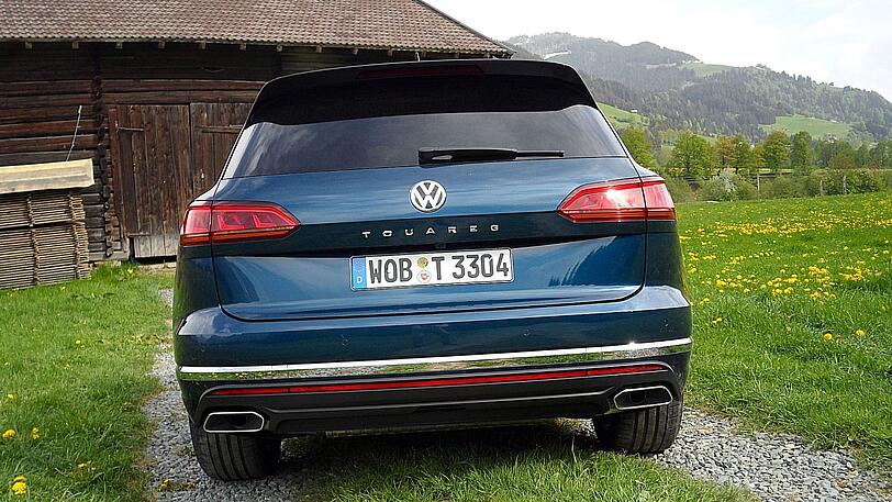 Nicht unbedingt die Schokoladenseite: Das Heck des Touareg wirkt im Gegensatz zur Front ein bisschen beliebig.