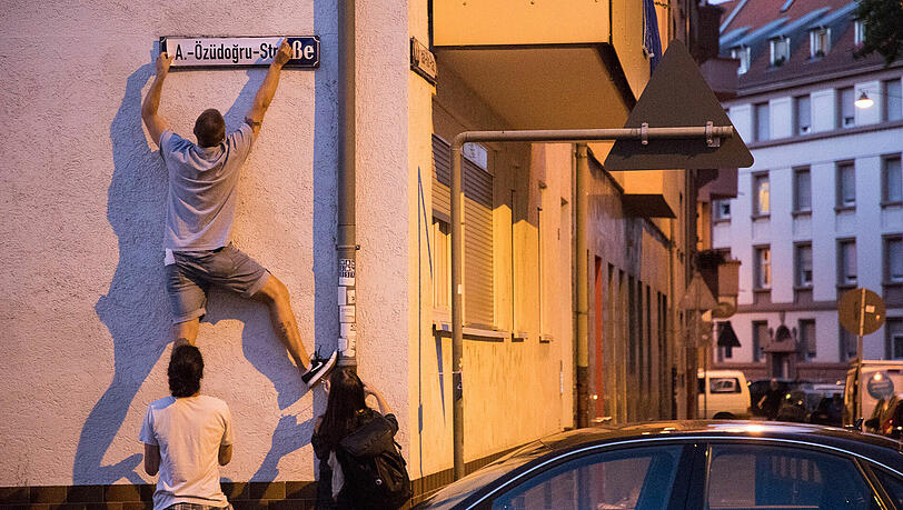Auch in Mannheim wurde die "Interventionistische Linke aktiv". Hier überklebt sie ein Straßenschild mit dem Namen des Mordopfers Abdurrahim Özüdogru Auch in Mannheim wurde die "Interventionistische Linke aktiv". Hier überklebt sie ein Straßenschild mit dem Namen des Mordopfers Abdurrahim Özüdogru
