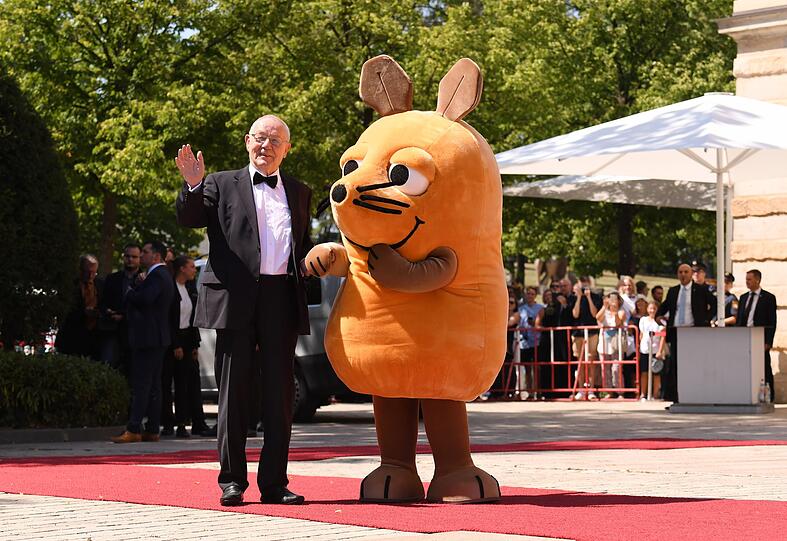 Da kommt die Maus ganz schon ins Schwitzen: Sie hat Armin Maiwald mitgebracht.