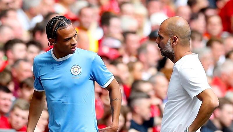 Manchesters Leroy Sane (l.) spricht nach seiner Auswechslung mit Trainer Pep Guardiola. Foto: Martin Rickett/PA Wire/Archivbild Manchesters Leroy Sane (l.) spricht nach seiner Auswechslung mit Trainer Pep Guardiola. Foto: Martin Rickett/PA Wire/Archivbild