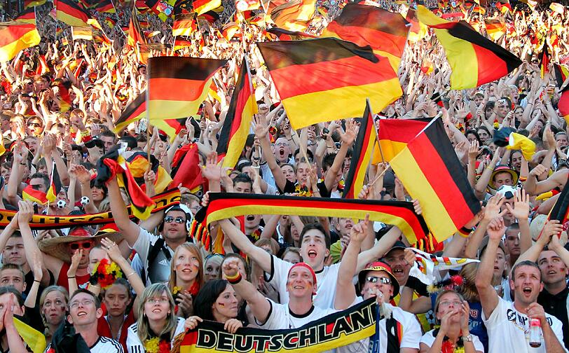 Und natürlich die Fahnen. Fahnen, Fahnen, Fahnen. Auf allem und in allen Größen. Es kann garnicht genügend davon geben.